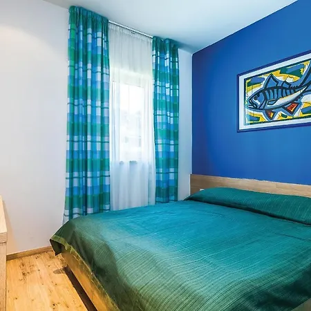 Nice In With Outdoor Swimming Pool, 2 Bedrooms And Wifi Novi Vinodolski