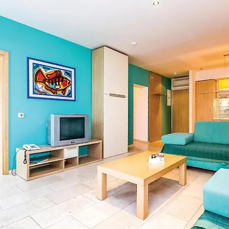 Nice In With Outdoor Swimming Pool, 2 Bedrooms And Wifi Apartman Novi Vinodolski