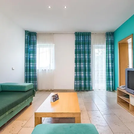 Nice In With Outdoor Swimming Pool, 2 Bedrooms And Wifi Apartman