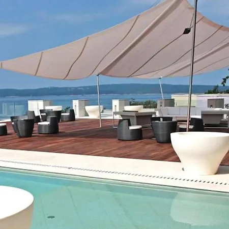 Nice In With Outdoor Swimming Pool, 2 Bedrooms And Wifi