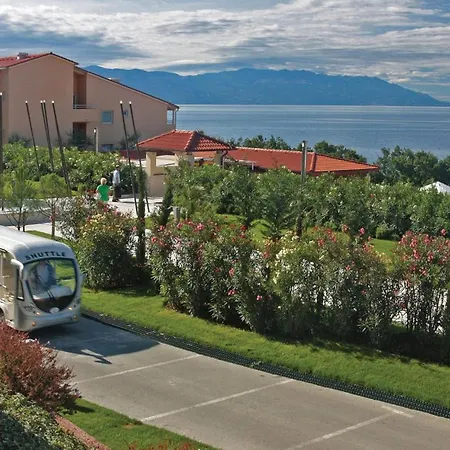 Apartman Nice In With Outdoor Swimming Pool, 2 Bedrooms And Wifi