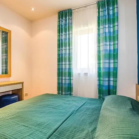 Nice In With Outdoor Swimming Pool, 2 Bedrooms And Wifi Novi Vinodolski