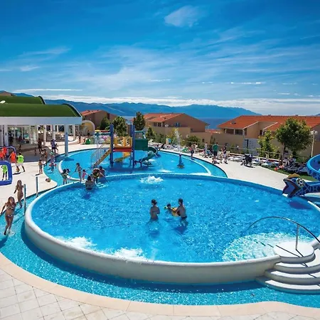 Nice In With Outdoor Swimming Pool, 2 Bedrooms And Wifi Apartman