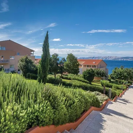 Nice In With Outdoor Swimming Pool, 2 Bedrooms And Wifi Apartman Novi Vinodolski