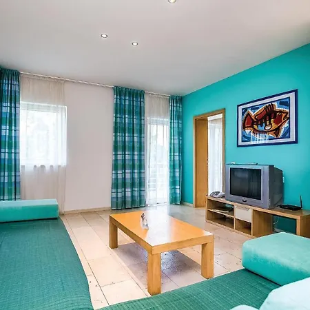 Nice In With Outdoor Swimming Pool, 2 Bedrooms And Wifi Novi Vinodolski