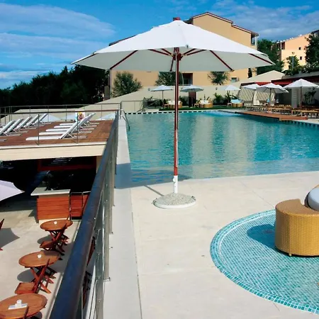 Nice In With Outdoor Swimming Pool, 2 Bedrooms And Wifi Apartman *