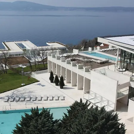 Nice In With Outdoor Swimming Pool, 2 Bedrooms And Wifi Apartman *